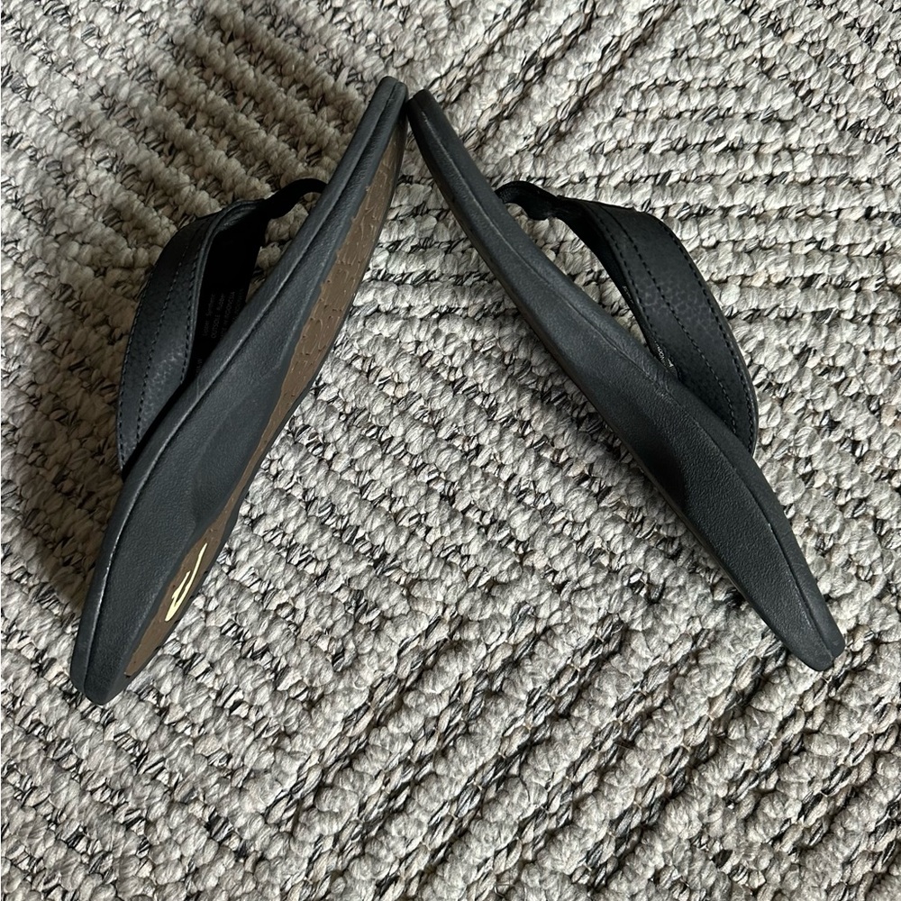 OluKai Ohana Black Flip Flops Womens size 6